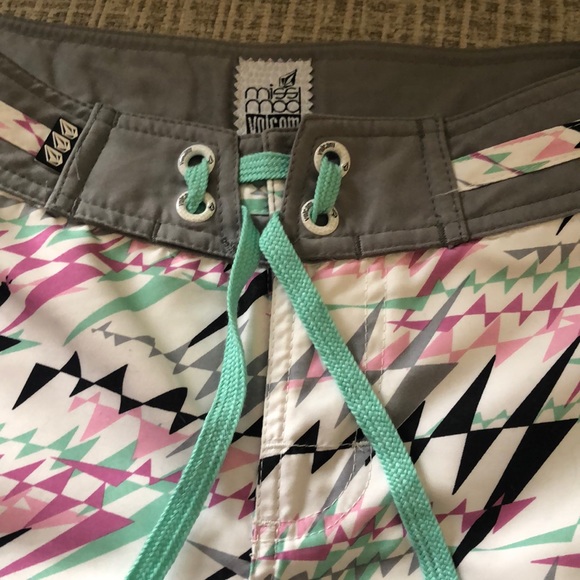 Miss Mad Volcom Shorts - Picture 2 of 8